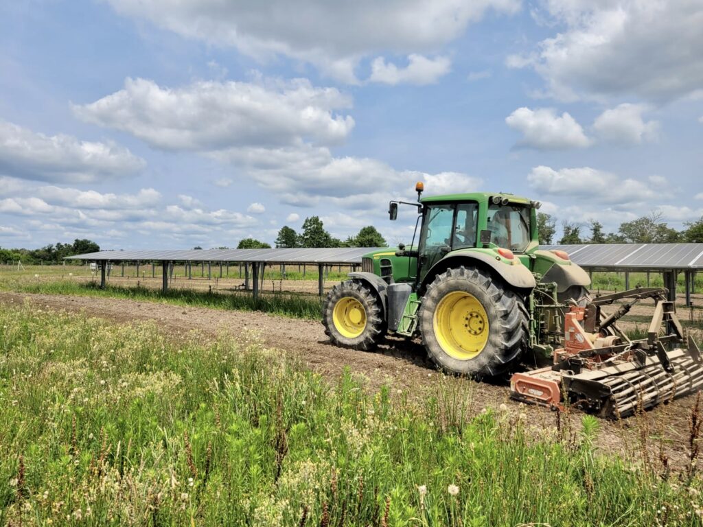 Tracteur à côté de panneaux solaires